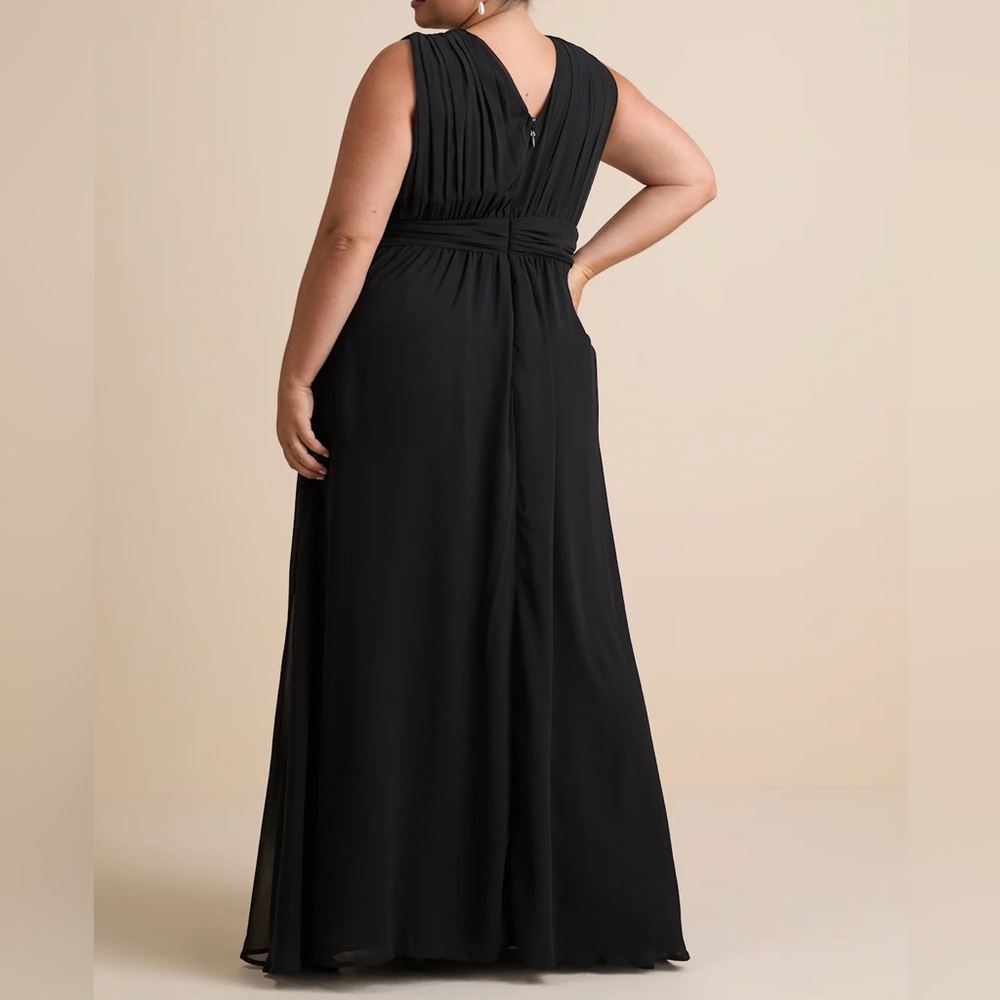 Elegant Black Evening Gown - Picture 2 of 3